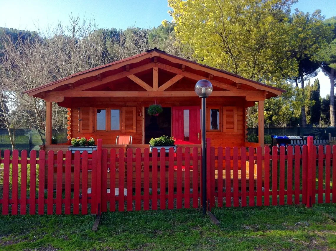 La casetta di legno con la staccionata rossa all'ingresso del centro