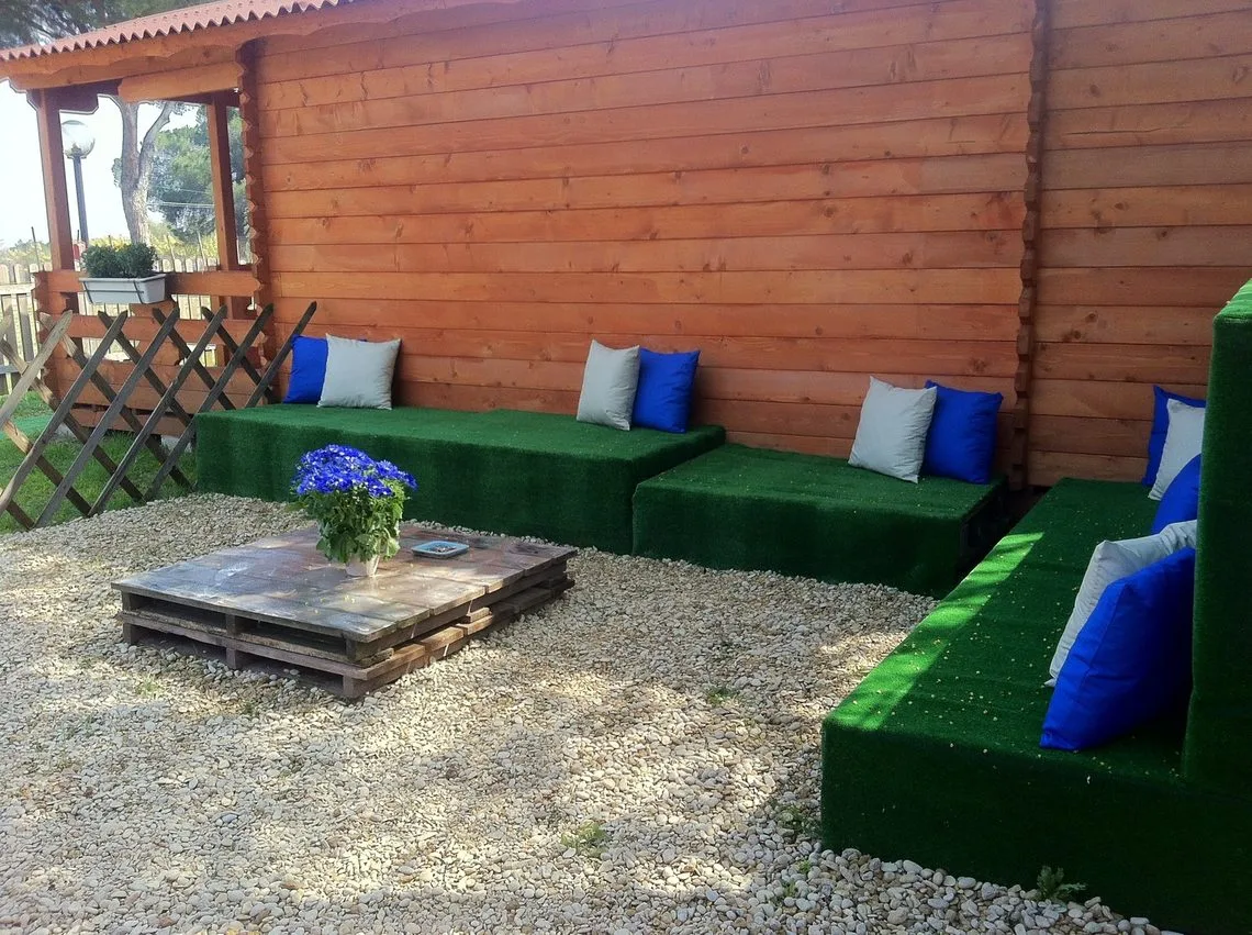 Area relax con divanetti accanto alla casetta del centro