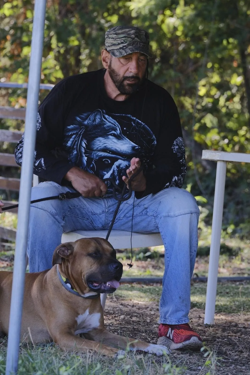 Marco De Paola al centro con un cane al guinzaglio